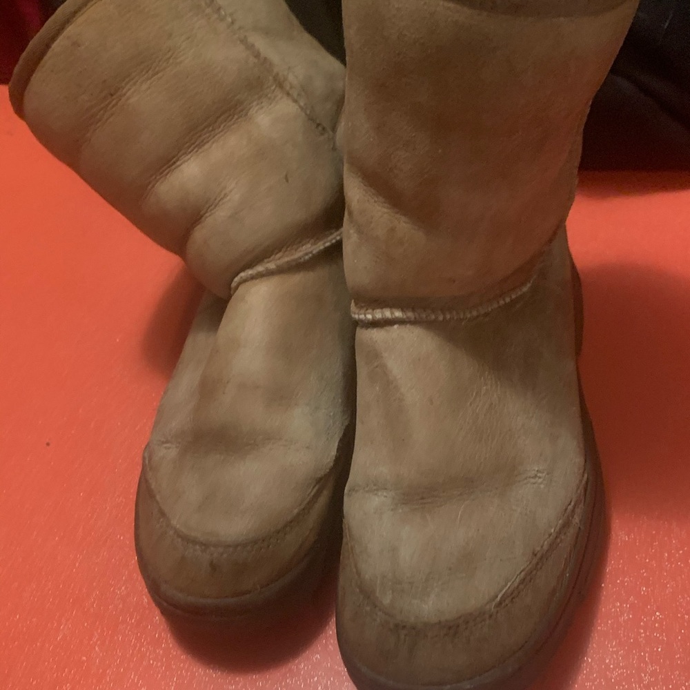 Woman’s uggs size 7